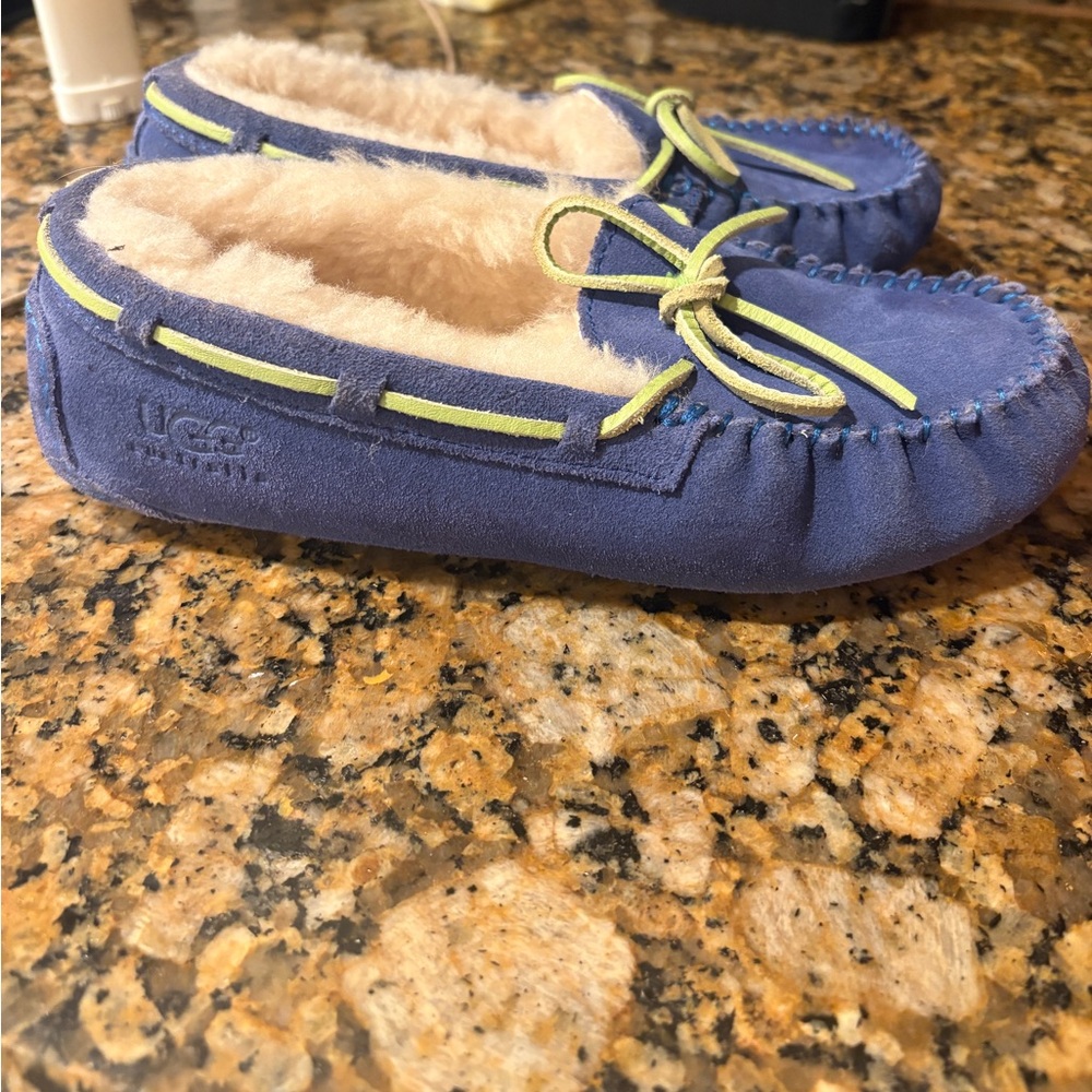 UGG Slippers-Big kids NWOT